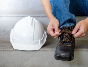 Diferențele dintre pantofii de protecție cu bombeu și cei fără bombeu