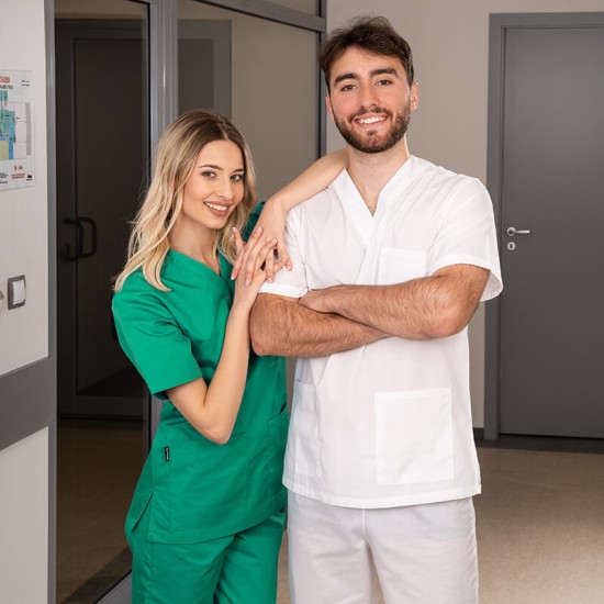 Costum medical unisex (pantaloni + tunica), tercot 180g/m2, verde Costum medical unisex (pantaloni + tunica), tercot 180g/m2, verde