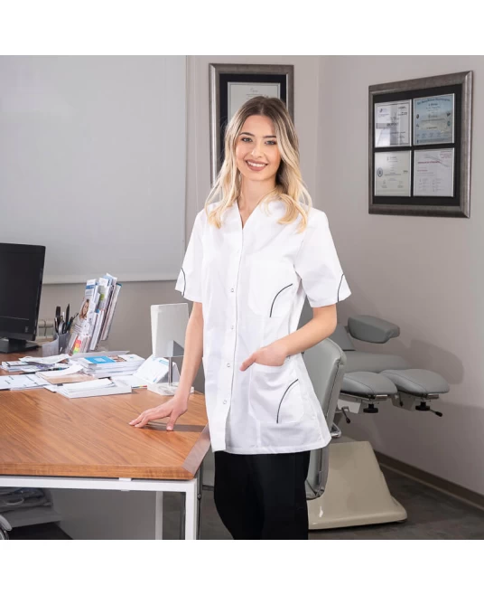 Halat scurt cu nasturi si buzunare, tercot 160g/mp, alb Halat scurt cu nasturi si buzunare, tercot 160g/mp, alb